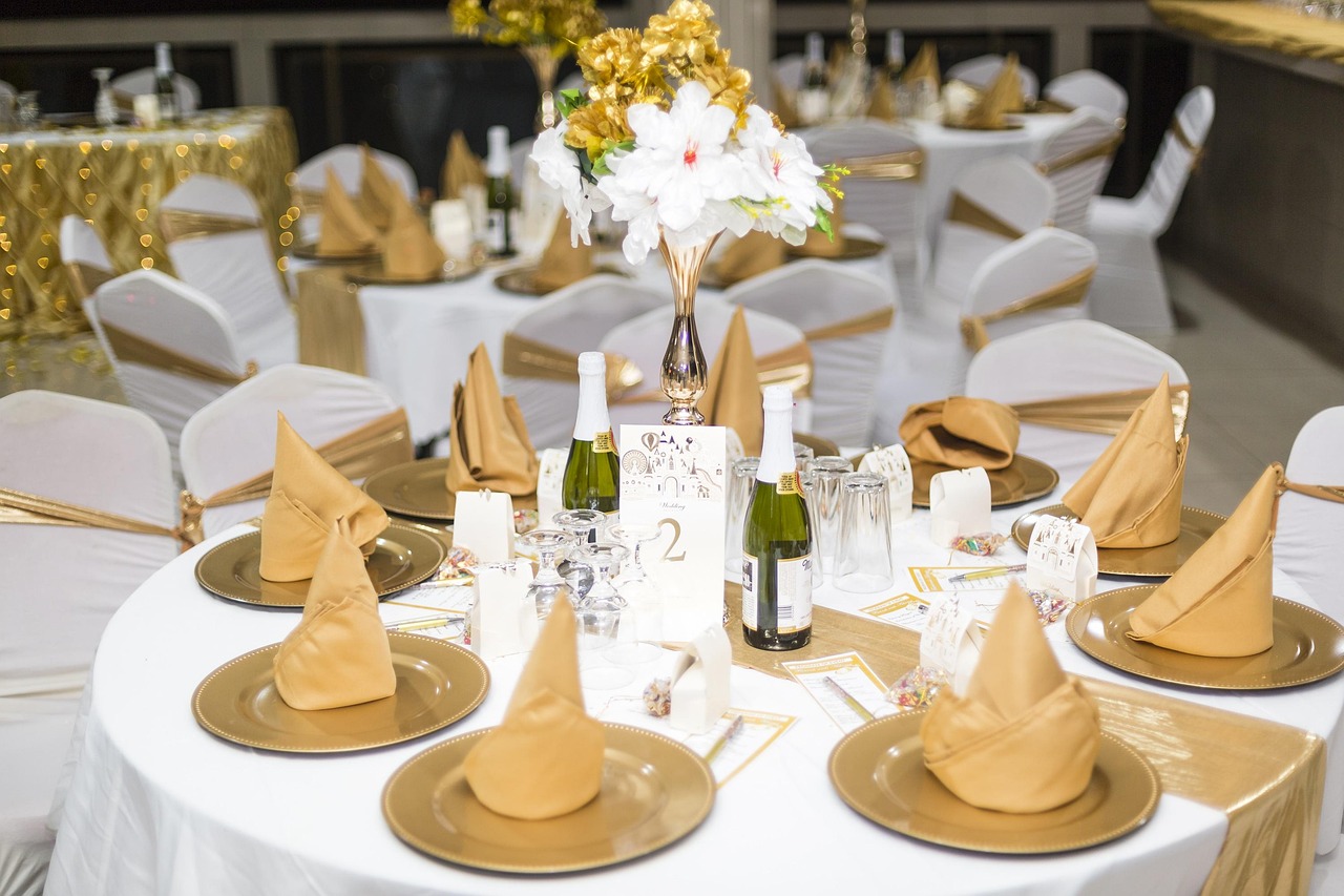 découvrez nos conseils pratiques pour organiser une soirée dîner inoubliable, de la planification du menu à la décoration de la table.
