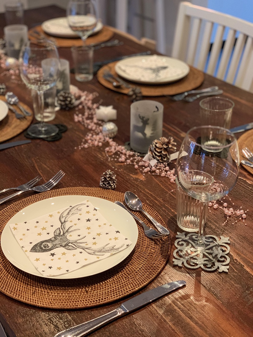 conseils et astuces pour organiser une soirée dîner réussie : menu, décoration, invitations et ambiance pour impressionner vos invités.